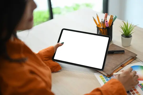 Tiro Recortado Mulher Criativa Segurando Tablet Digital Trabalhando Com Gráfico — Fotografia de Stock