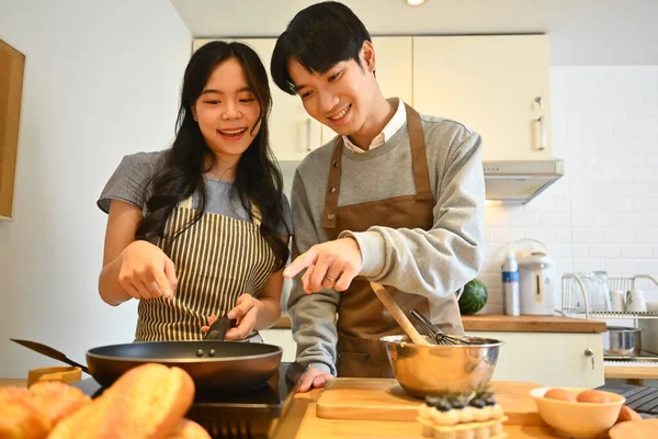 楽しい若いアジアのカップル エプロン 朝食のためのパンケーキを作る 一緒に週末の朝を過ごす — ストック写真