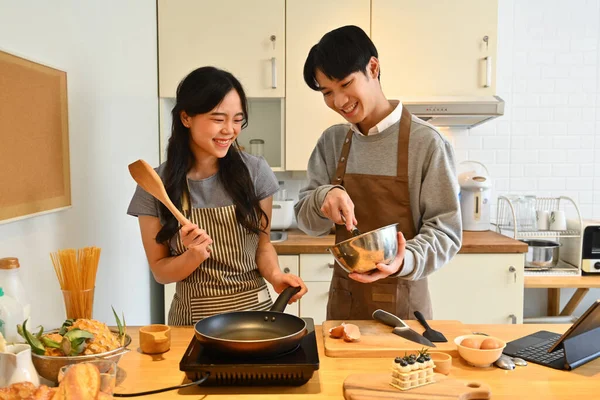 ハッピーアジアのカップルは キッチンでパンケーキの生地を準備し 一緒にレジャー時間を楽しんで — ストック写真
