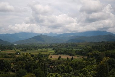 Peyzaj doğa manzarası arka planı. Yeşil ormanlarla kaplı güzel dağ manzarası.