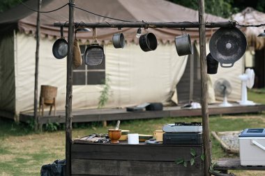 Ahşap masada kamp yapmak için yemek malzemeleri. Kamp aletleri ve açık hava eğlence konsepti.