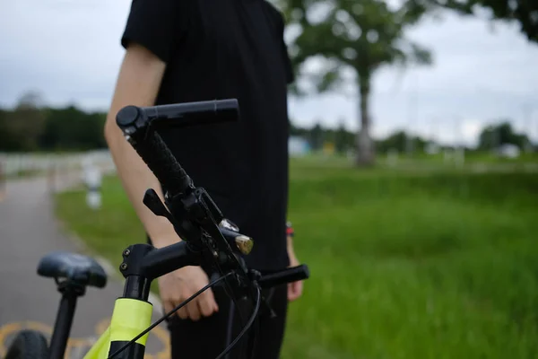 ชายเอเช ยสปอร กจากการข กรยานในสวนสาธารณะ แนวค ดการใช ตแบบสปอร ตและม ขภาพด — ภาพถ่ายสต็อก