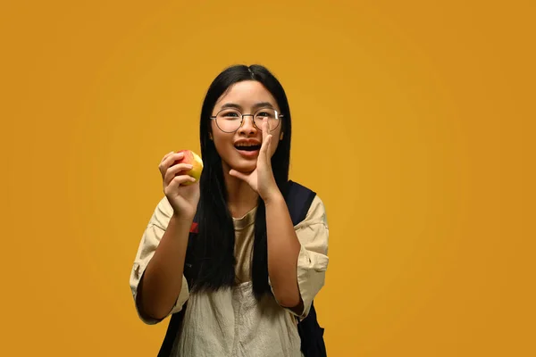 Gadis Sekolah Yang Bahagia Memakai Kacamata Memegang Apel Dengan Latar — Stok Foto