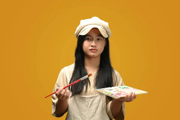 Immagine Ragazza Asiatica Adolescente Che Tiene Tavolozza Pennelli Sfondo Giallo — Foto Stock