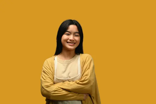 Portret Azjatyckiej Nastolatki Ubranej Luźne Ubrania Pozującej Żółtym Tle — Zdjęcie stockowe