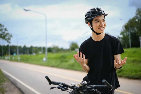 Sportig Asiatisk Man Som Tar Paus Från Cykling Park Aktiv — Stockfoto