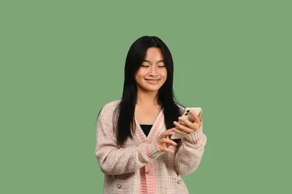 Усміхнена Дівчина Підліток Вводить Текстовий Масаж Спілкується Друзями Соціальних Мережах — стокове фото