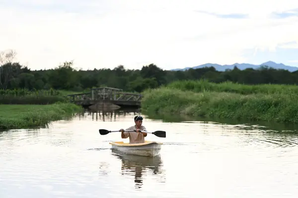 Image Homme Asiatique Pagayant Sur Lac Pendant Beau Coucher Soleil — Photo