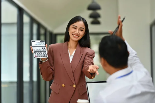 Sorrindo Asiático Feminino Empregado Fazendo Pergunta Interagindo Com Equipe Reunião — Fotografia de Stock