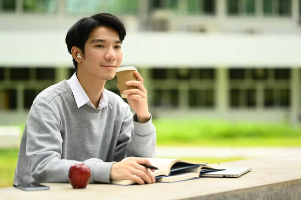 Uomo Rilassato Possesso Una Tazza Carta Caffè Guardando Altrove Seduto — Foto Stock
