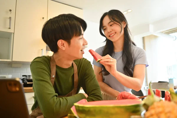 Glada Unga Asiatiska Par Hemma Kök Äta Skiva Färsk Vattenmelon — Stockfoto