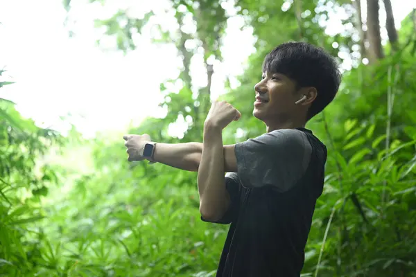 Pelari Laki Laki Riang Meregang Senjata Hutan Setelah Berlari Motivasi — Stok Foto