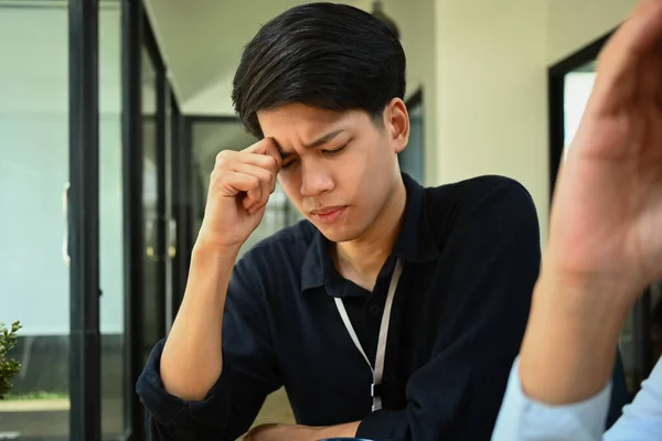 Trabajador Oficina Millennial Agotado Sintiéndose Estresado Sufriendo Dolor Cabeza Durante —  Fotos de Stock