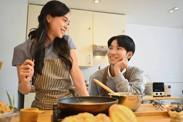 Vackra Unga Asiatiska Par Förbereder Frukost Samtidigt Som Tillbringar Ledig — Stockfoto