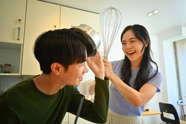Roliga Unga Asiatiska Par Låtsas Slåss Med Köksutrustning Köket Njuter — Stockfoto