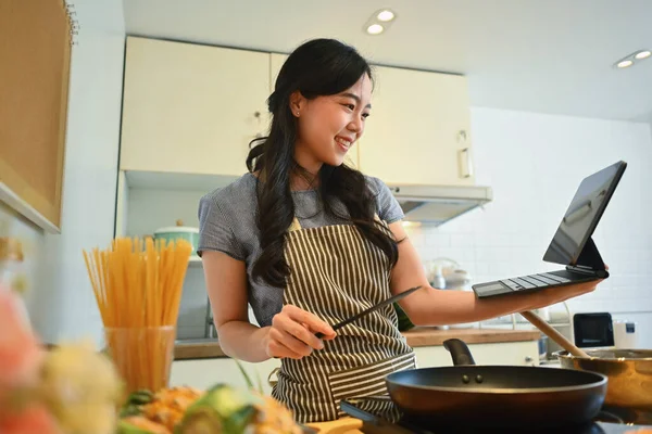 Όμορφη Νεαρή Γυναίκα Προετοιμασία Πρωινό Στην Κουζίνα Στο Σπίτι Και — Φωτογραφία Αρχείου