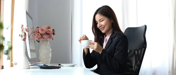 Όμορφη Ασιάτισσα Επιχειρηματίας Πίνοντας Ζεστό Καφέ Απολαμβάνοντας Ελεύθερο Χρόνο Της — Φωτογραφία Αρχείου