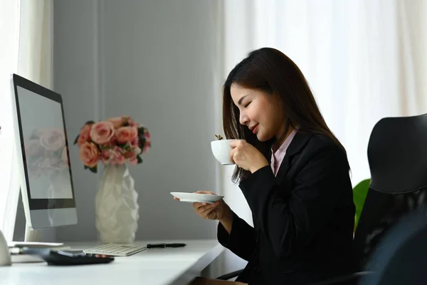 Ελκυστική Επιχειρηματίας Μυρίζει Καφέ Κλειστά Μάτια Πίνοντας Καφέ Κατά Διάρκεια — Φωτογραφία Αρχείου