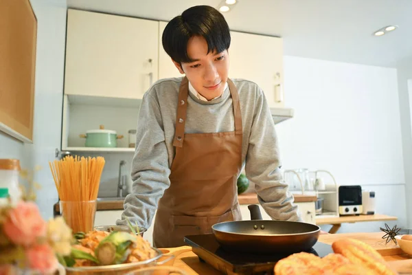 Bello Asiatico Uomo Grembiule Preparare Colazione Cucina Facendo Frittelle Sulla — Foto Stock