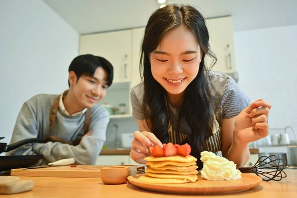 Glada Asiatiska Kvinna Dekorera Pannkaka Med Färska Jordgubbar Unga Par — Stockfoto
