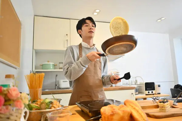Uomo Che Cerca Capovolgere Pancake Sul Tavolo Della Cucina Persone — Foto Stock