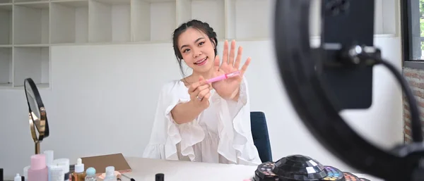 Tehetséges Női Blogger Aki Kozmetikai Termékeket Mutat Kamera Előtt Miközben — Stock Fotó