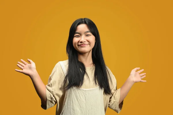 かわいい アジアの ティーンエイジャー カジュアルな服 黄色の背景に隔離された — ストック写真