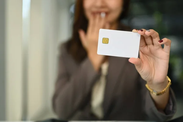 Mujer Joven Sorprendida Mostrando Tarjeta Crédito Seleccione Enfoque Mano Dinero —  Fotos de Stock