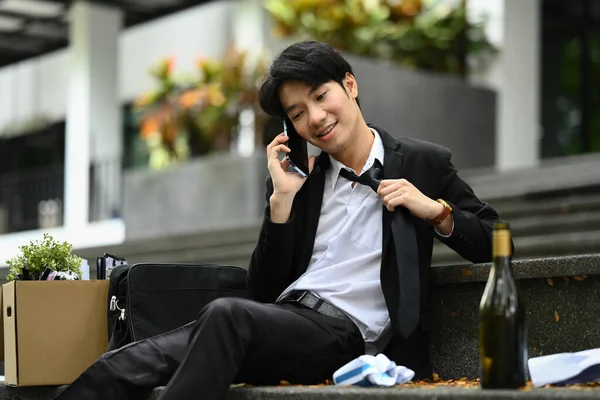 Ubriaco Uomo Affari Giacca Cravatta Parlare Sul Cellulare Mentre Seduto — Foto Stock