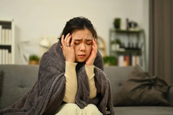 Enfermo Molesto Joven Mujer Asiática Con Fiebre Alta Una Gripe —  Fotos de Stock