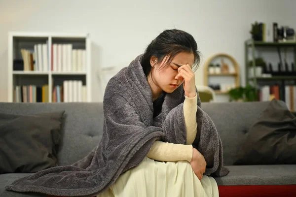 Frustrerad Sjuk Asiatisk Flicka Insvept Grå Filt Massera Ögon Med — Stockfoto