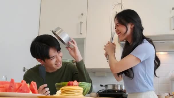 Игривая Молодая Азиатская Пара Притворяющаяся Борется Посудой Наслаждается Выходными Вместе — стоковое видео