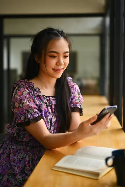 Portret Van Lachende Aziatische Jonge Vrouw Sms Bericht Online Communiceren — Stockfoto