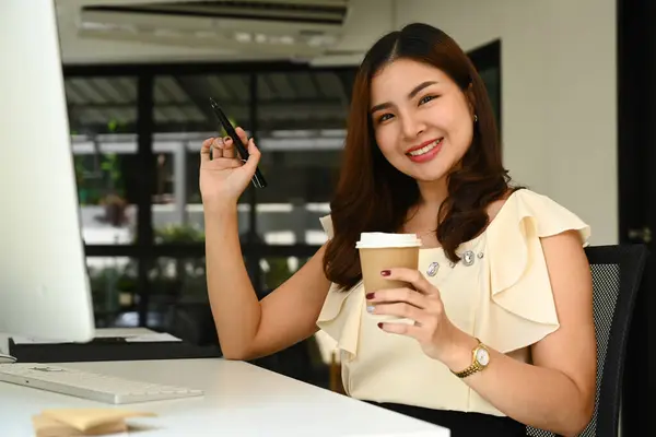 Επιτυχημένη Ασιάτισσα Επιχειρηματίας Κρατώντας Χάρτινο Φλιτζάνι Καφέ Και Χαμογελώντας Στην — Φωτογραφία Αρχείου