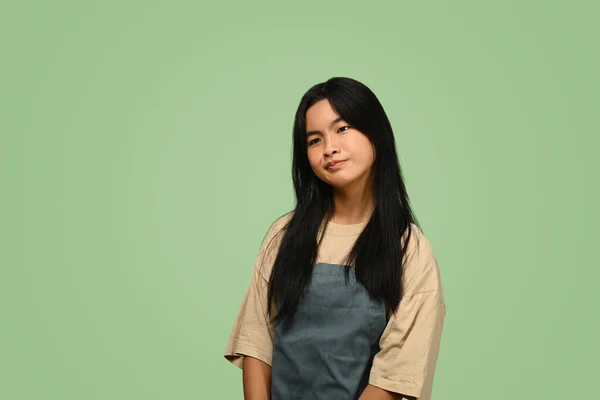 Aziatische Tiener Meisje Dragen Schort Staan Tegen Groen Achtergrond — Stockfoto
