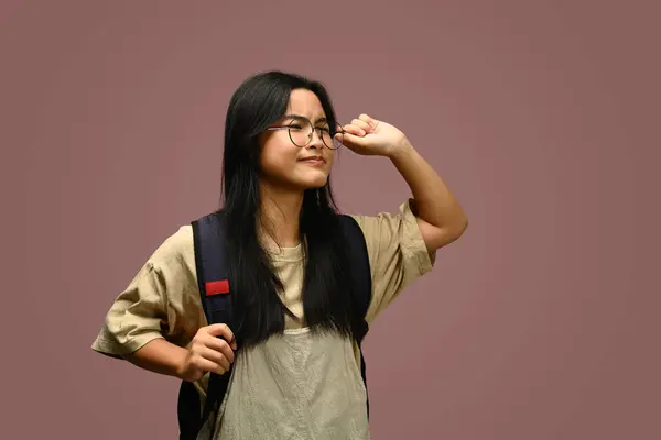 Smiling Asian Schoolgirl Memakai Kacamata Dan Ransel Berdiri Melawan Latar — Stok Foto