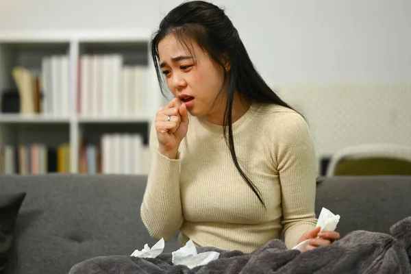 Wanita Sakit Batuk Menderita Flu Saat Duduk Sendirian Sofa Kesehatan — Stok Foto
