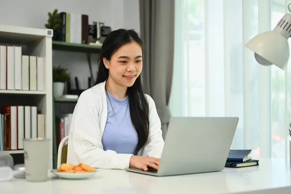 Χαμογελώντας Νεαρή Γυναίκα Χρησιμοποιώντας Φορητό Υπολογιστή Στο Σπίτι Στέλνοντας Mail — Φωτογραφία Αρχείου
