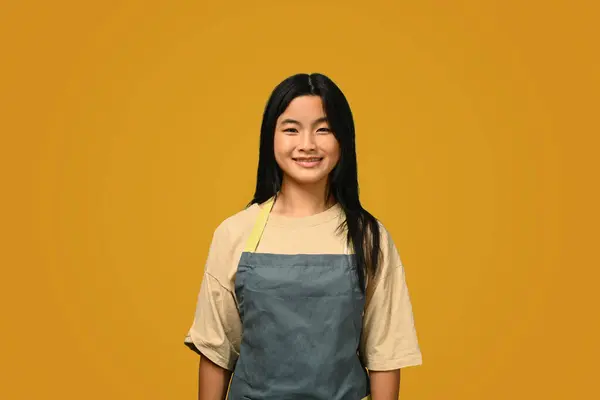Senyum Gadis Asia Remaja Mengenakan Celemek Berdiri Melawan Latar Belakang — Stok Foto