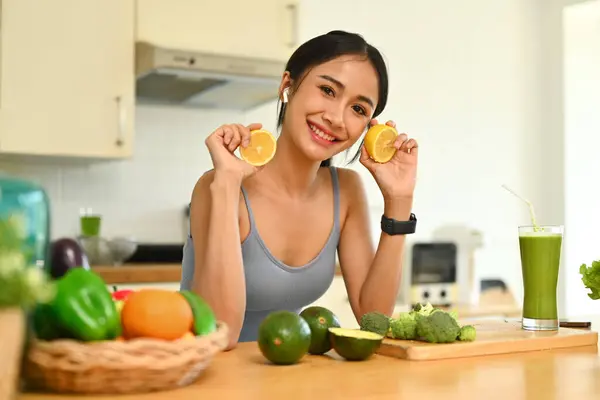 Young Athletic Woman Preparing Ingredients Making Green Vegetables Detox Smoothie — Stock Photo, Image