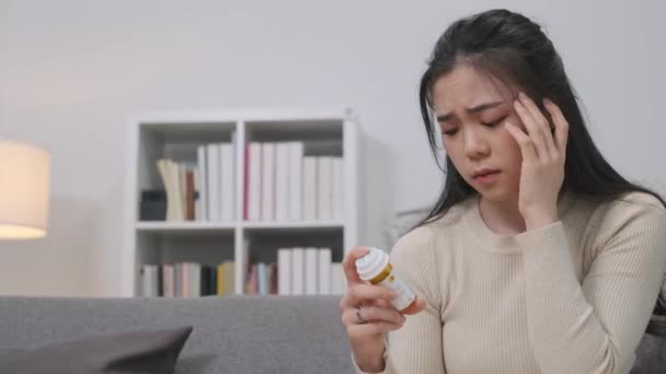 Расстроенная Молодая Женщина Прочитала Инструкцию Упаковке Перед Приемом Лекарств Здравоохранение — стоковое видео