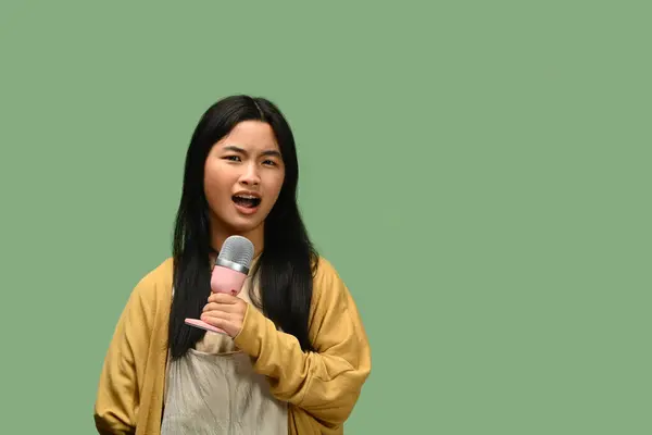 Teenage Κορίτσι Τραγουδώντας Τραγούδια Μικρόφωνο Θέτοντας Απομονωμένα Πράσινο Φόντο — Φωτογραφία Αρχείου
