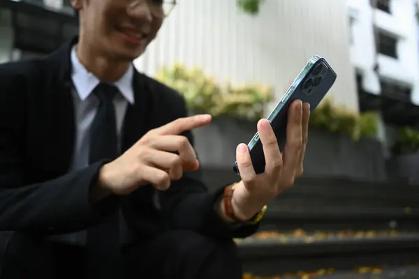 Wybierz Skupić Się Biznesmen Smsy Telefon Komórkowy Siedząc Schodach Przed — Zdjęcie stockowe