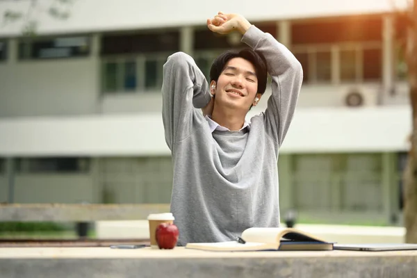 Nöjd Asiatisk Man Student Tar Paus Från Att Läsa Bok — Stockfoto