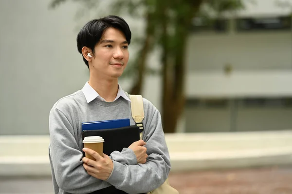 Giovane Studente Con Libro Che Cammina Nel Campus Universitario Mentre — Foto Stock