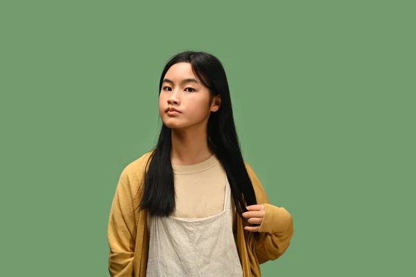 Yeşil Arka Planda Poz Veren Sıradan Giysili Şirin Asyalı Kız — Stok fotoğraf