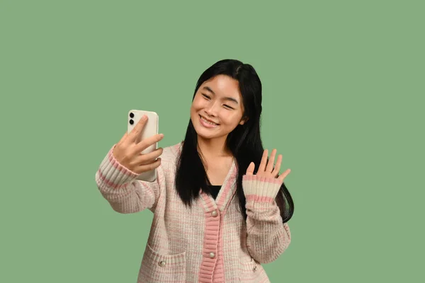 Leende Tonåring Flicka Med Smartphone Över Grön Bakgrund Människor Teknik — Stockfoto