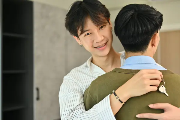 Casada Pareja Gay Asiática Sosteniendo Llaves Abrazándose Casa Nueva Préstamo —  Fotos de Stock