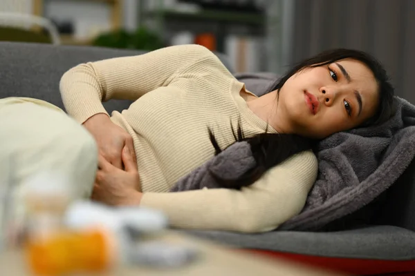 Olycklig Kvinna Smärtsamt Uttryck Håller Magen Lider Magont Eller Menstruation — Stockfoto