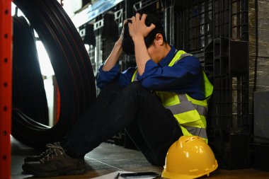 Depresyondaki erkek işçi aşırı çalışmanın, yanmanın ya da kovulmanın ardından yargılanma hissine dayanır..